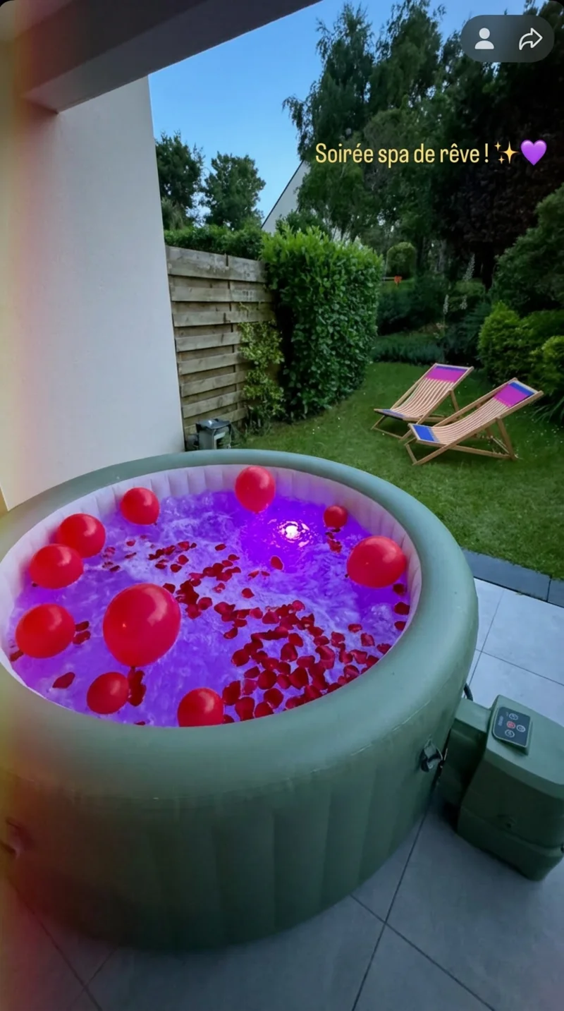 Jacuzzi en jardin avec ballons cœur, ambiance EVJF/EVG